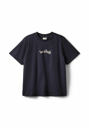 Κοντομάνικο μπλε ναυτικό T-shirt με στρογγυλή λαιμόκοψη και μπεζ κεντημένο κείμενο "le club" στο κέντρο του στήθους.