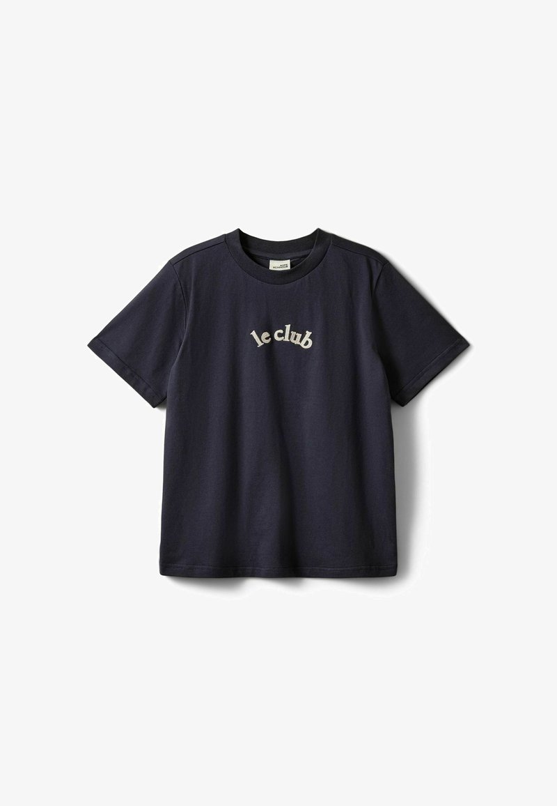 Κοντομάνικο μπλε ναυτικό T-shirt με στρογγυλή λαιμόκοψη και μπεζ κεντημένο κείμενο "le club" στο κέντρο του στήθους.