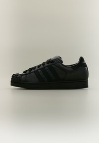 Επιλέχθηκε, core black/core black/utility black