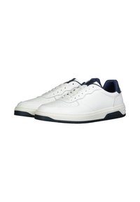 Witte sneakers met een glad leren bovenwerk, marineblauwe accenten op de hiel en een gestructureerde rubberen zool. Voorzien van perforaties voor ventilatie.