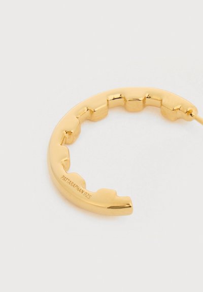 Zelta toņa liekta auskari ar teksturētu iekšējo malu un “PATARAPHAN 925” gravējumu uz gludas ārējās virsmas.