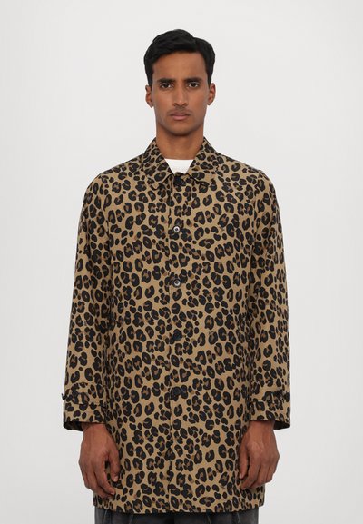 Leopard print coat in brown and black, featuring a button closure, long sleeves, and a relaxed fit. Smooth texture and modern design.