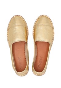 Gouden leren espadrilles met een gladde afwerking, ronde neus en een geweven juten zool. Het interieur heeft een zachte tan voering, gemarkeerd met "Venezia."