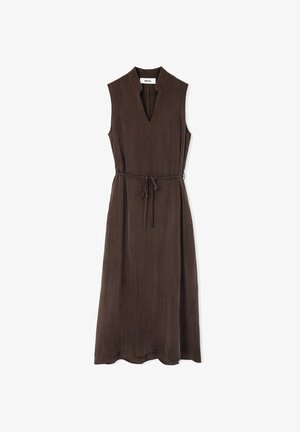 Abito marrone senza maniche con scollatura a V e vita regolabile, realizzato in tessuto testurizzato, caratterizzato da una silhouette dritta e un orlo lungo fino alla caviglia.
