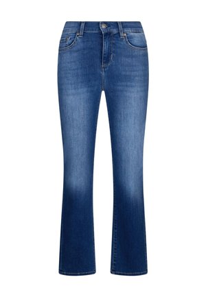 Kék farmernadrág közepes derékmagassággal, elülső gombos és cipzáras záródással, enyhén bővülő lábszárral.