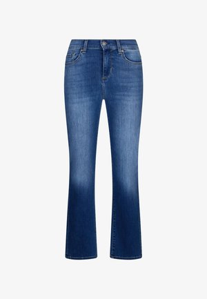 Kék farmernadrág közepes derékmagassággal, elülső gombos és cipzáras záródással, enyhén bővülő lábszárral.