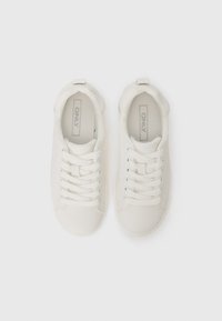 Białe sneakersy o gładkim wykończeniu, z płaskimi sznurówkami, subtelnym logo na języku oraz małymi perforacjami zapewniającymi wentylację.