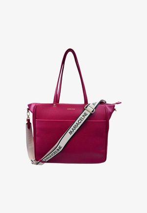 Borsa a tracolla in pelle rosa con doppi manici e una tracolla staccabile con testo nero. Design semplice con chiusura a zip e tasca frontale.