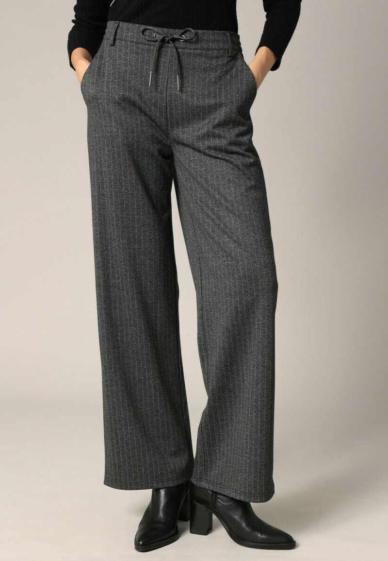 Grijze gestreepte broek met een relaxte pasvorm, elastische taille met trekkoord en zijzakken. Gemaakt van een gestructureerde stof.