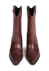 Par de botas de vaquero de cuero marrón oscuro con puntas en forma de flecha, costuras en forma de ondas y tiradores, sobre un fondo blanco.