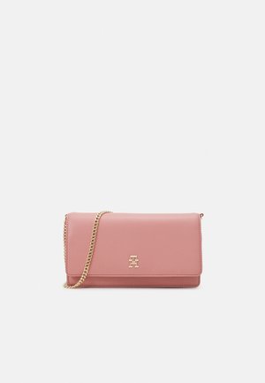 Rosa rektangulær læderclutch med en guldkæde som rem og et lille guldlogo på frontklappen mod en ensfarvet baggrund.