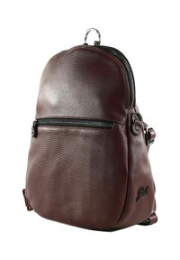 Piccolo zaino in pelle marrone scuro con tasca frontale con zip, maniglia in metallo, spallacci regolabili e logo "Gabs" sul lato in basso a destra.