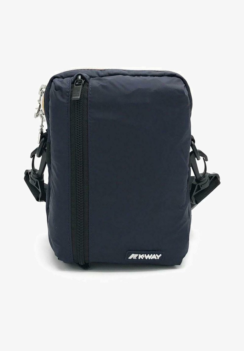 Borsa a tracolla in nylon blu navy con chiusura frontale a zip, tracolla regolabile e patch con logo. Presenta una texture trapuntata e accessori in metallo.