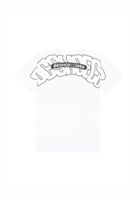 Biely bavlnený tričko s veľkým čiernym grafickým textom "DCSHOECOUSA" zakriveným na zadnej strane, s tučným, zaobleným písmom a dizajnom obrysov.