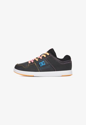 Sort læder DC skate sko med flerfarvede snørebånd, blåt logo på siden, hvid sål og orange slidmønster vist fra siden.
