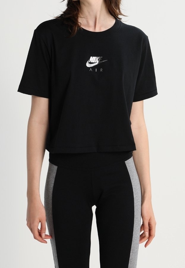 Černé kostkované tričko z bavlny s stříbrným logem Nike a textem "AIR" na přední straně. V páru s černými a šedými legínami.