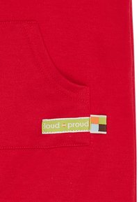 Roter Sweatshirtstoff mit einer Vorderentasche und einem bunten "loud + proud"-Logoschild, das an der Seite angenäht ist. Glatte Textur, lässiges Design.