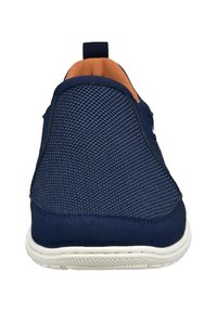 Navy-Mesh- und Wildleder-Slipper mit oranger Innenausstattung, ausgestattet mit einer strukturierten weißen Gummisohle und einer Zuglasche auf der Rückseite für einfaches An- und Ausziehen.