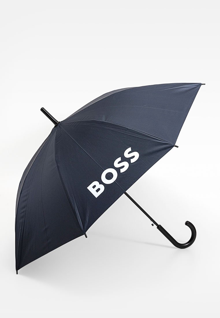 Granatowy parasol z zakrzywioną czarną rączką, z wyraźnym białym napisem "BOSS" na jednym z paneli, wykonany z trwałego materiału o solidnej fakturze.