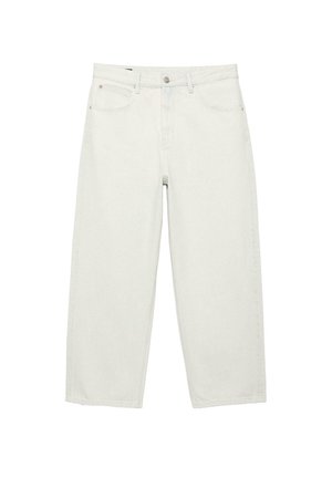 Weiße Jeans mit geradem Bein, Vordertaschen, Gürtelschlaufen und Knopfverschluss, flach auf weißem Hintergrund liegend.