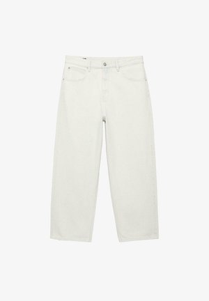 Biele rifle s rovnými nohavicami, prednými vreckami, pútkami na opasok a zapínaním na gombík, položené na bielom pozadí.