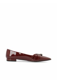 Bordeaux patent leren ballerina's met een puntige neus, voorzien van drie decoratieve horizontale banden en een zilveren hardware detail op de wreef.