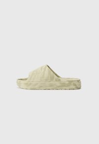Sandalie slip-on de culoare verde deschis, cu o suprafață texturată, design modelat și o talpă ușor ridicată. Prezintă un logo subtil al brandului pe lateral.