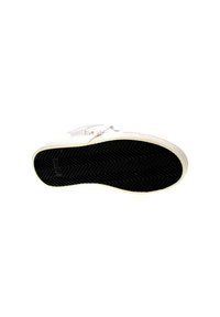 Sneaker bianca con una tomaia in tela testurizzata, dotata di una suola in gomma nera con un motivo a zig-zag e un'evidente marcatura discreta sulla suola.