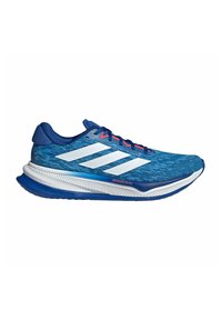 Chaussure de sport bleue avec une tige en maille texturée, présentant un design à trois bandes blanches, une semelle avec un amorti marqué et des accents rouges.