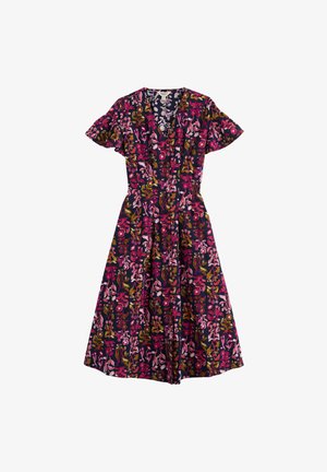 Tengerészkék, rövid ujjú ruha rózsaszín és olívazöld virágmintával, V-nyakú, deréknál illeszkedő, A-vonalú midi szoknyával.