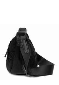 Borsa a spalla nera trapuntata con tessuto testurizzato, tracolla regolabile e dettagli con zip. Presenta una forma arrotondata e un design minimalista.
