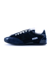 Zapatilla azul que presenta una mezcla de materiales brillantes y texturizados, con cordones blancos en contraste y un diseño elegante de perfil bajo.