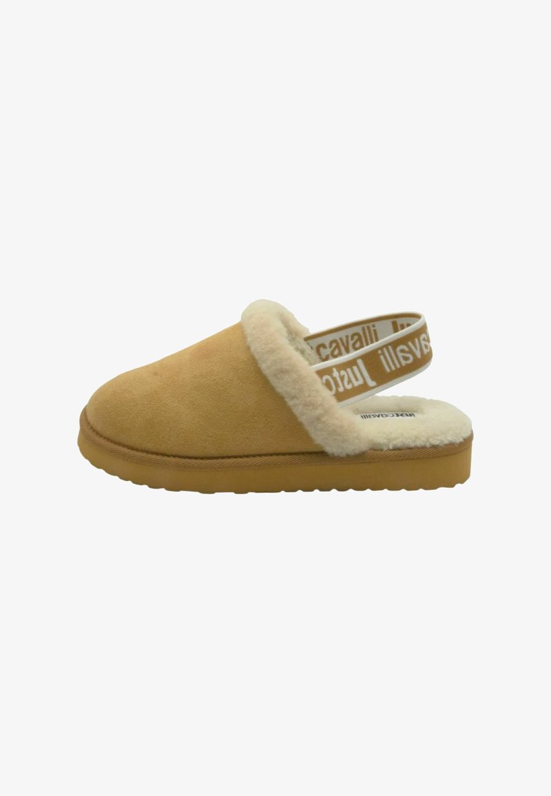 Pantofole slip-on in pelle scamosciata color cammello con rivestimento interno beige soffice, suola strutturata e fascia elastica con marchio. Design morbido e confortevole per il massimo comfort.