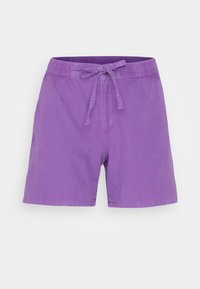 Lila shorts i bomull, med resårmidja och snörning, samt sydda kantdetaljer. Inga fickor synliga.