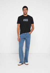 Calvin Klein - T-shirt z nadrukiem