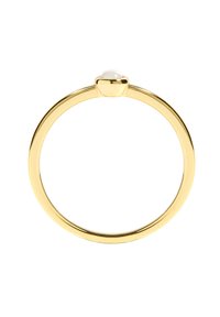 Zlatý prsteň s hladkým pásikom a stredným okrúhlym bielym drahokamom, s minimalistickým dizajnom a lešteným povrchom.
