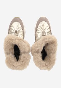 Zapatillas acolchadas metálicas doradas con detalles en ante beige y forro interior de piel sintética beige esponjosa alrededor del cuello y el interior. Suela de goma.