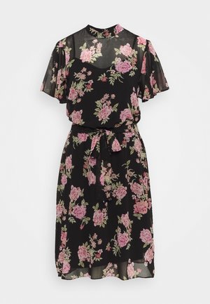 Robe courte noire transparente à manches courtes avec imprimé floral rose et vert, col montant, taille ceinturée et jupe superposée.