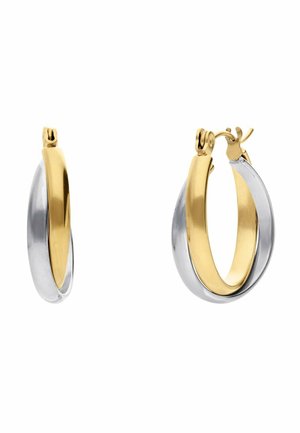 Gouden en zilveren gedraaide creolen met scharnierende sluitingen, naast elkaar getoond op een witte achtergrond.