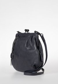 Borsa in pelle blu scuro con design arricciato, chiusura a morsetto in metallo e tracolla a catena removibile. Presenta un dettaglio a forma di charm rotondo.