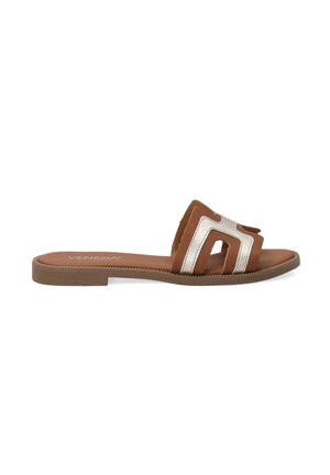 Brune slidesandal med metaliske sølvaccenter, åben tå-design, flad sål og en tekstureret indersål. Enkel og afslappet fodtøj.