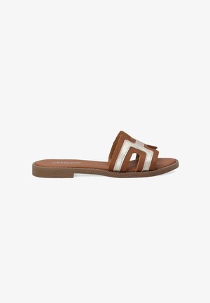 Bruine slipper met metallic zilveren accenten, open teen ontwerp, platte zool en een geprofileerde binnenzool. Eenvoudig en casual schoeisel.