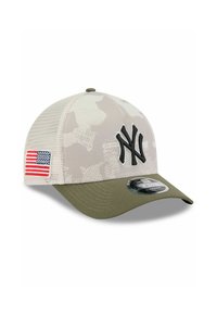 Baseballcap mit Tarnmuster, olivgrünem Schirm, schwarzem New York Yankees-Logo und einem Akzent mit der amerikanischen Flagge an der Seite.