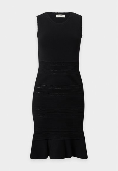 Robe noire sans manches longueur genou avec corsage ajusté, rayures horizontales texturées sur la jupe et détail évasé à l'ourlet.