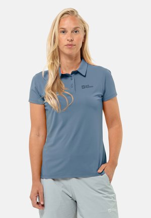 Korte mouwen polo in lichtblauw, gemaakt van ademende stof, met een kraag met oranje accenten en een logo op de linkerborst.