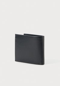 Zwarte geribbelde portemonnee van leer, met een eenvoudig ontwerp en een verticale textuur en gestikte randen, biedt een slank profiel.