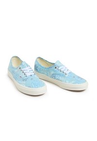 Blå randiga kanvas sneakers med vita snören, med en blommig design och gummisulor. Slät textur och lågprofil design.