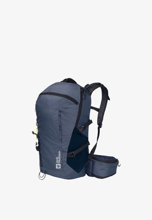 Zaino blu navy con superficie testurizzata, spallacci regolabili, tasche laterali e una piccola pochette staccabile. Presenta un logo del brand.