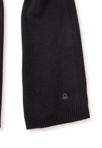 Bufanda negra de punto con bordes acanalados y un sutil logo en la esquina inferior derecha. Textura suave, con un diseño simple y clásico.