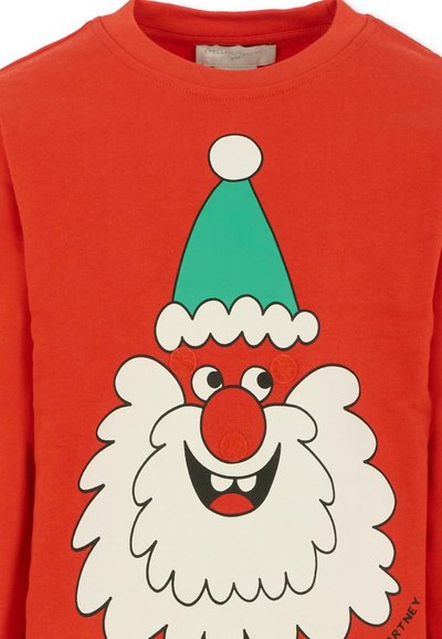 Maglietta rossa a maniche lunghe con grafiche di un viso di Babbo Natale bianco e rosso con un cappello verde. Tessuto di cotone morbido, scollatura rotonda e vestibilità comoda.